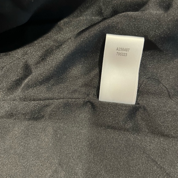 MWOT Isaac Mizrahi Live! Patterned quilted crop blazer. - Picture 8 of 10